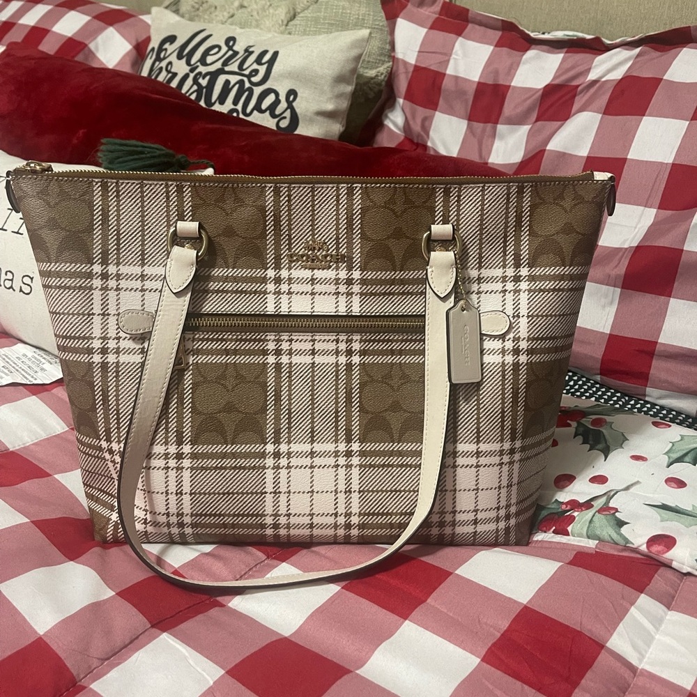 Coach purse only carried a handful of time. Like new